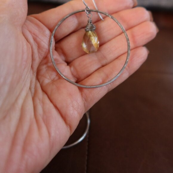 Faceted teardrops green/yellow stone&sterling silver front facing hoop earrings - Picture 11 of 16